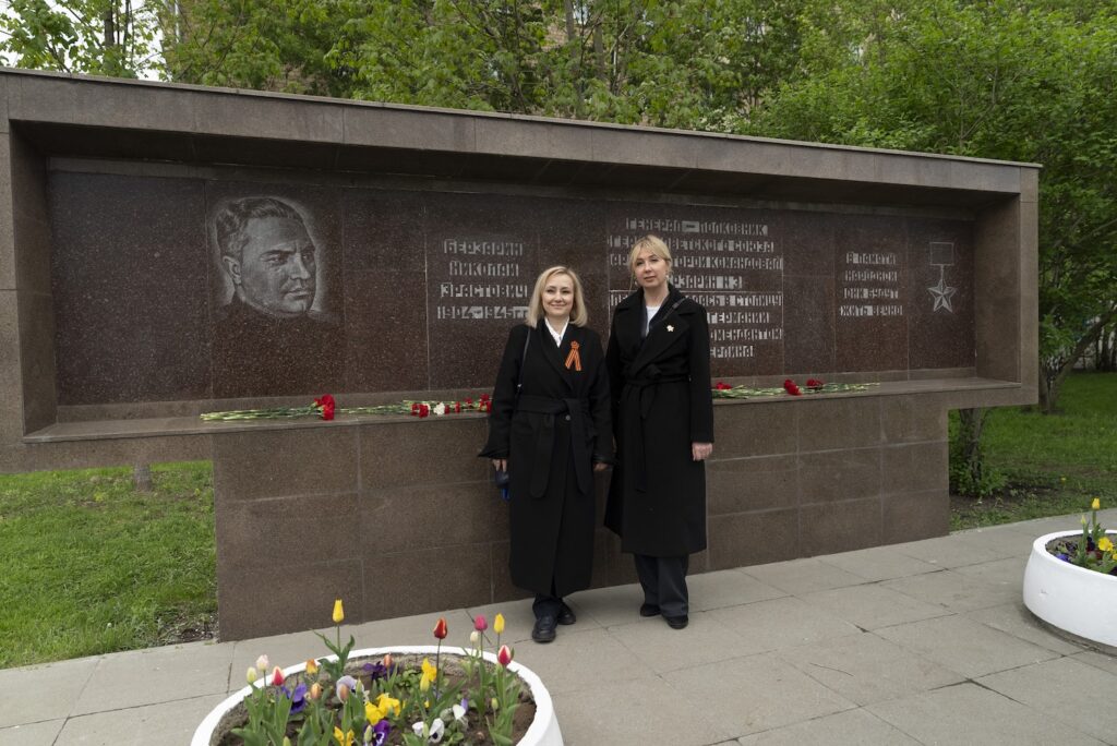 Участники движения «Мой район» в Щукино возложили цветы в мемориальных комплексах района и поздравили ветеранов с Днем Победы Участники движения «Мой район» в Щукино возложили цветы в мемориальных комплексах района и поздравили ветеранов с Днем Победы фото