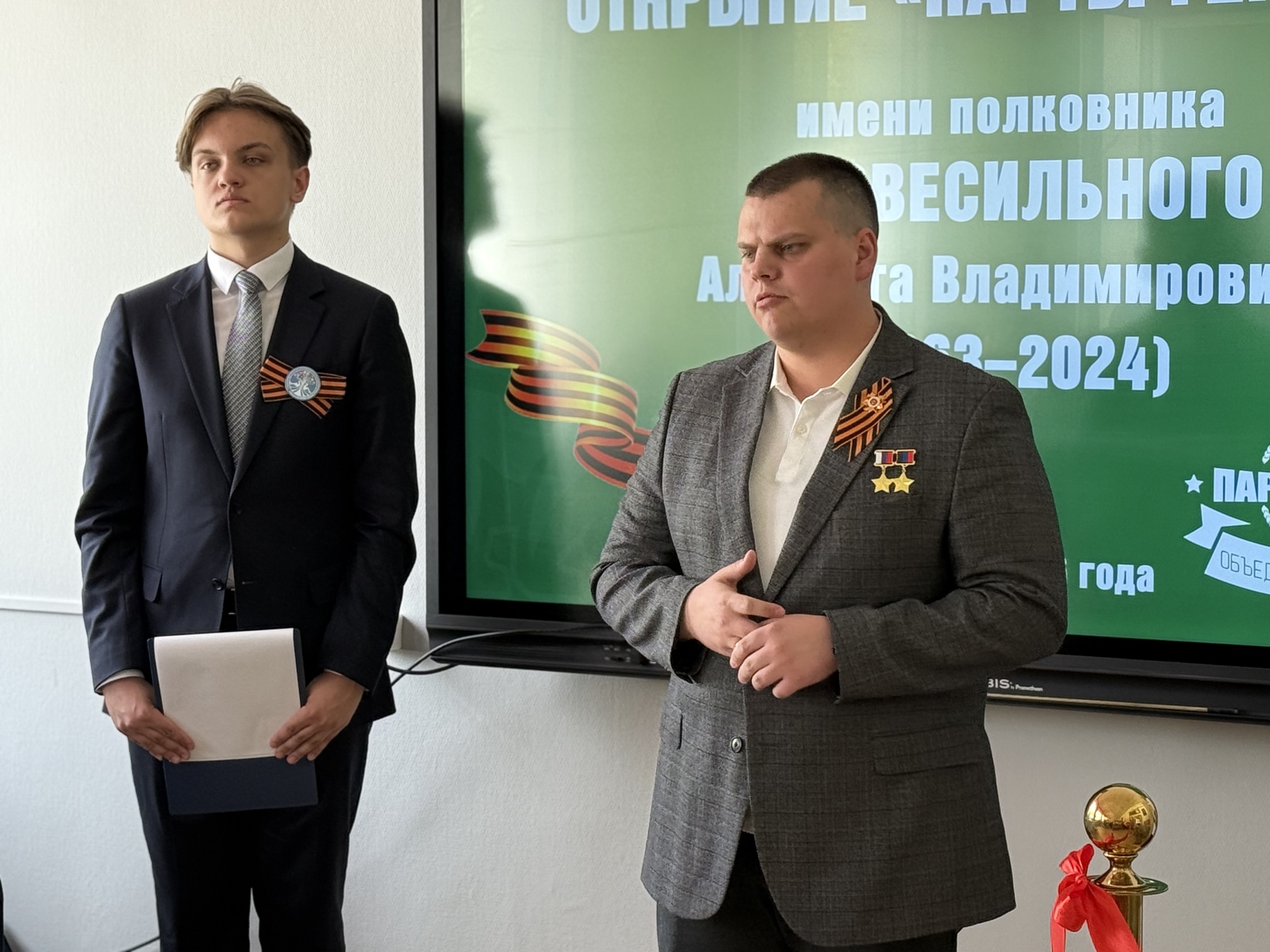 Герой России Эдуард Казымов открыл «Парту героя» в память о полковнике Альберте Безвесильном, фото