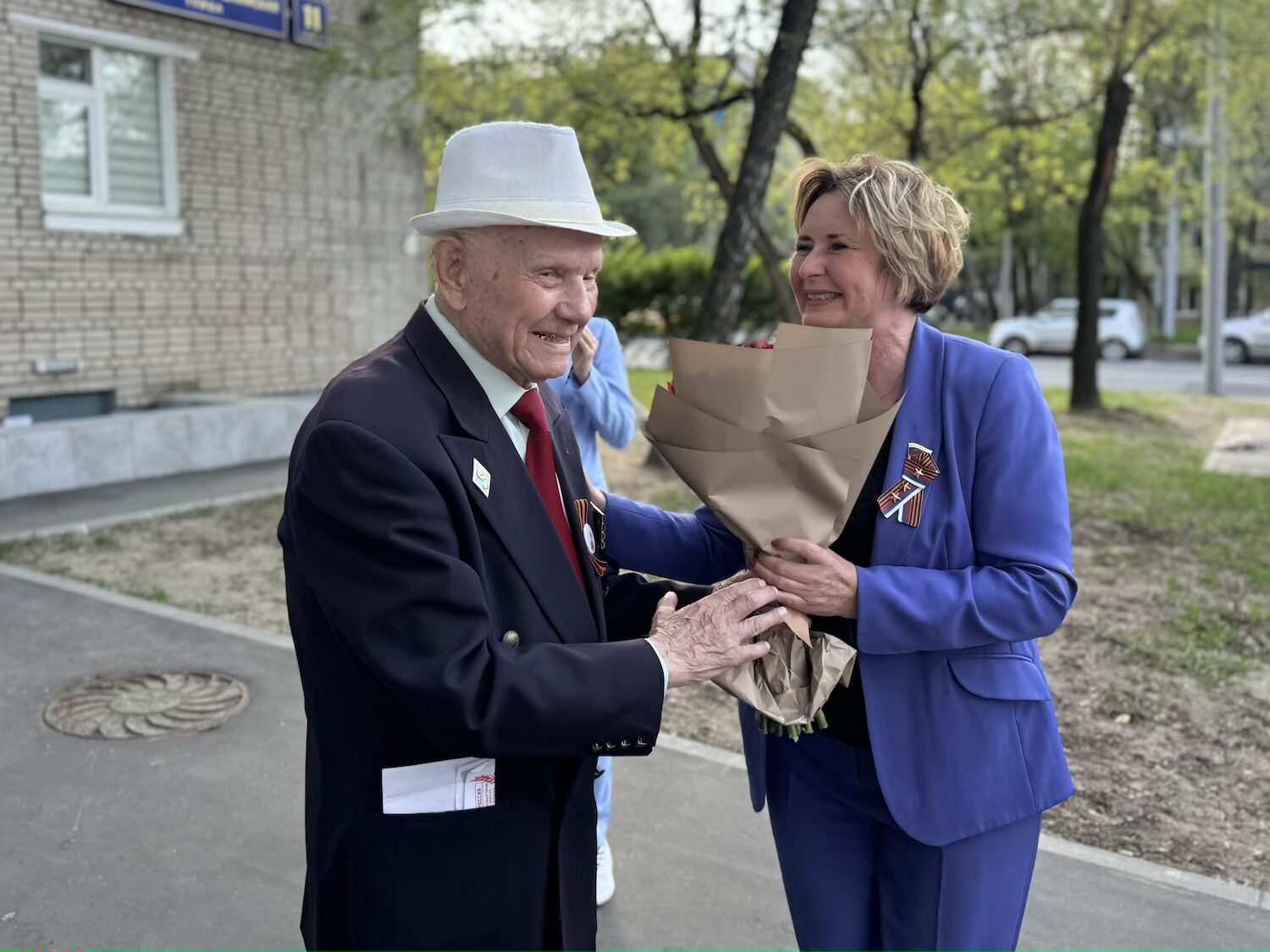 Светлана Разворотнева поздравила ветерана Великой Отечественной войны с 81-й годовщиной Победы, фото