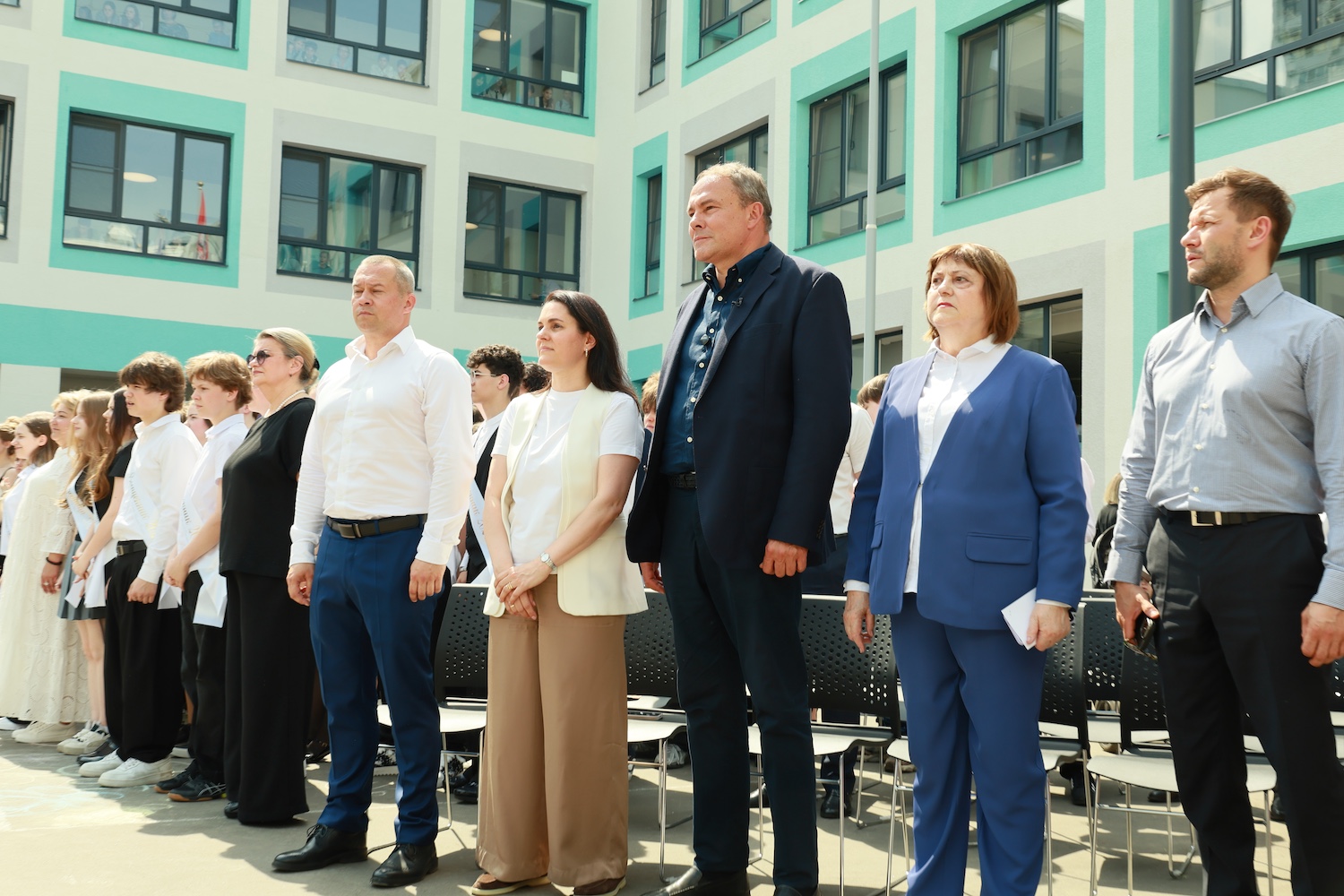 Вице-спикер Государственной думы Петр Толстой поздравил выпускников ЮВАО с последним звонком, фото