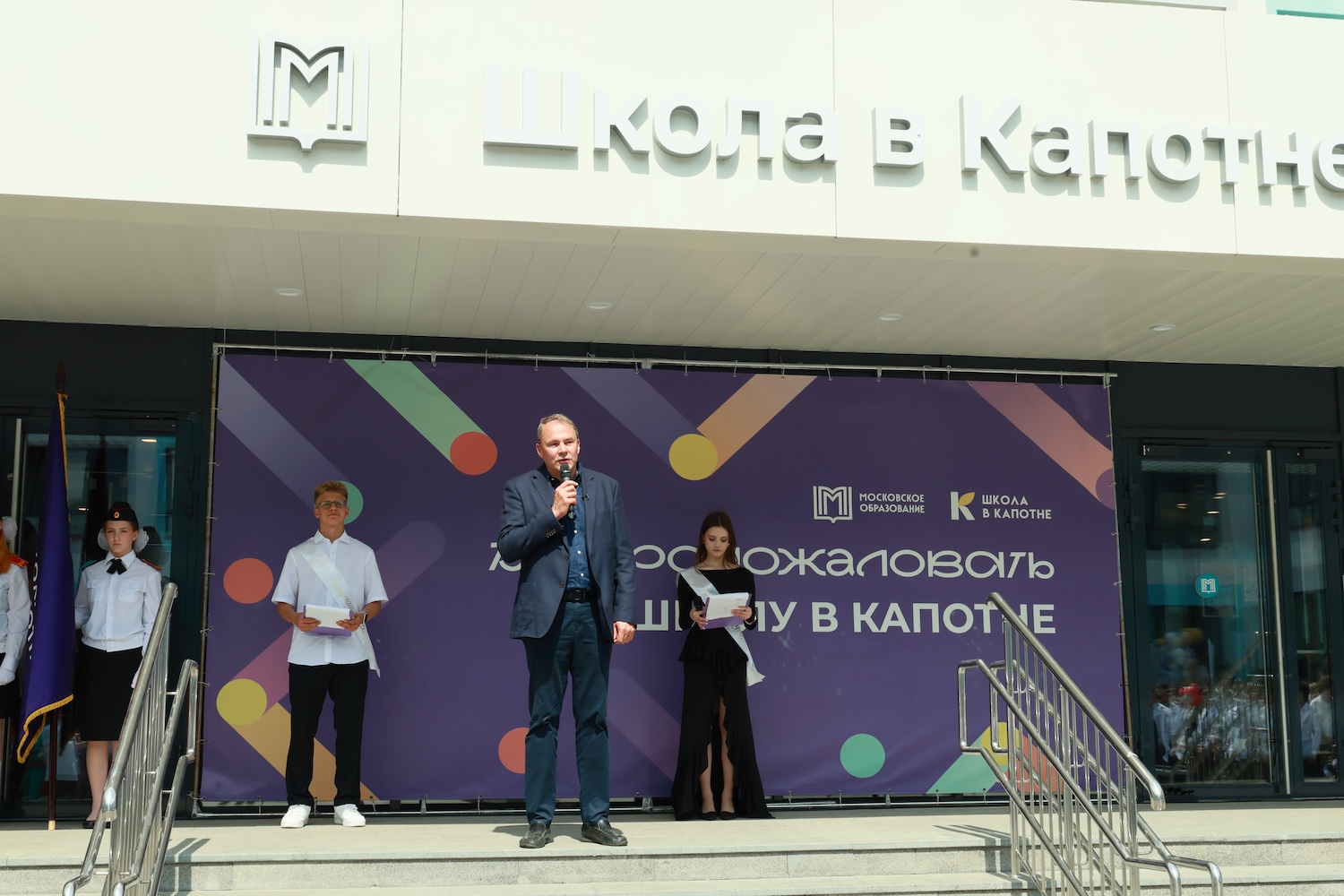 Депутат Госдумы Петр Толстой оценил ход капремонта школы в районе Капотня, фото