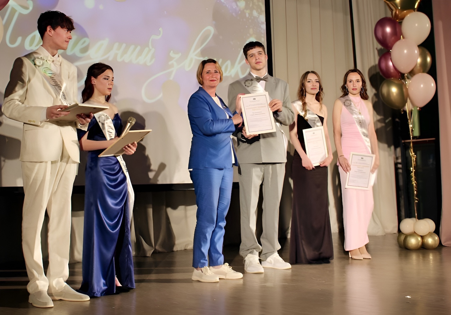 Светлана Разворотнева поздравила выпускников школы № 630 Донского района, фото