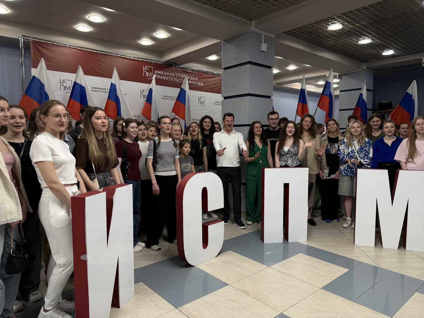 Космонавт Роман Романенко и стипендиаты правительства Москвы помогли бойцам СВО в акции «Помогай с ИСПМ», фото