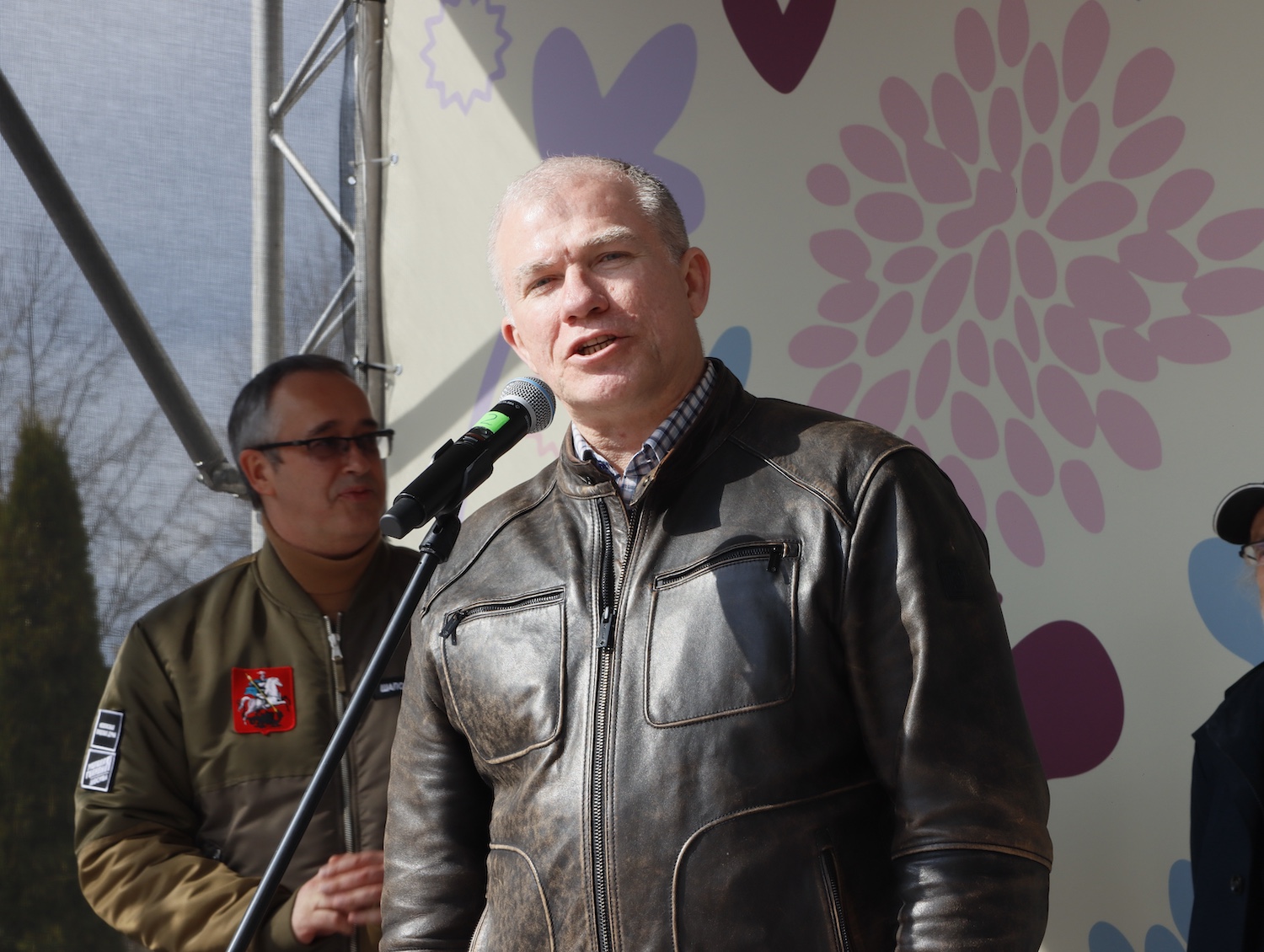 Участник СВО Александр Шелковой поздравил жителей Алтуфьевского района с Днём Победы и с Днем герба и флага Москвы, фото