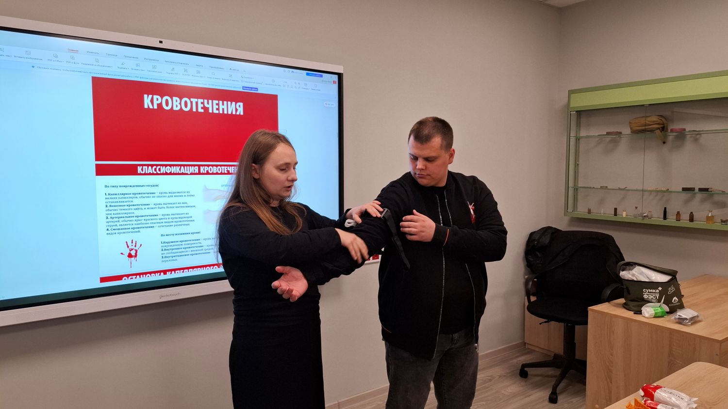 Герой России Эдуард Казымов провел открытый урок по оказанию первой медицинской помощи, фото