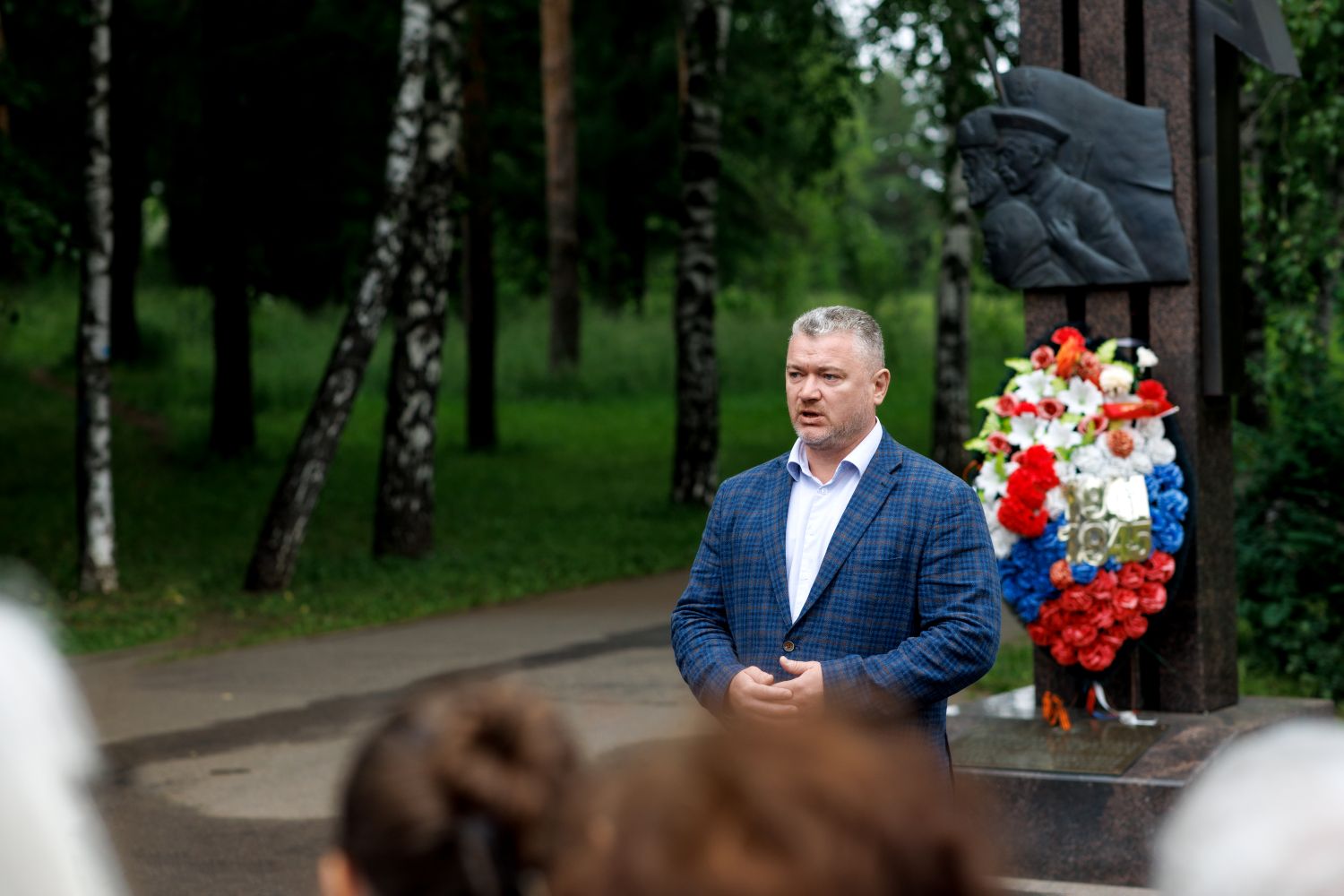 Директор Центра развития Евгений Андриенко и активисты проекта «Город героев» возложили цветы к памятнику партизанам Подмосковья, фото