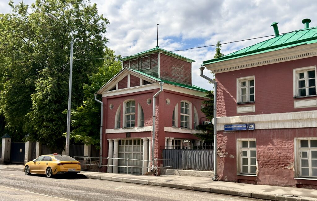 Профсоюзная — Нахимовский проспект: Нахимов, дельфины и ядерный реактор Профсоюзная — Нахимовский проспект: Нахимов, дельфины и ядерный реактор фото