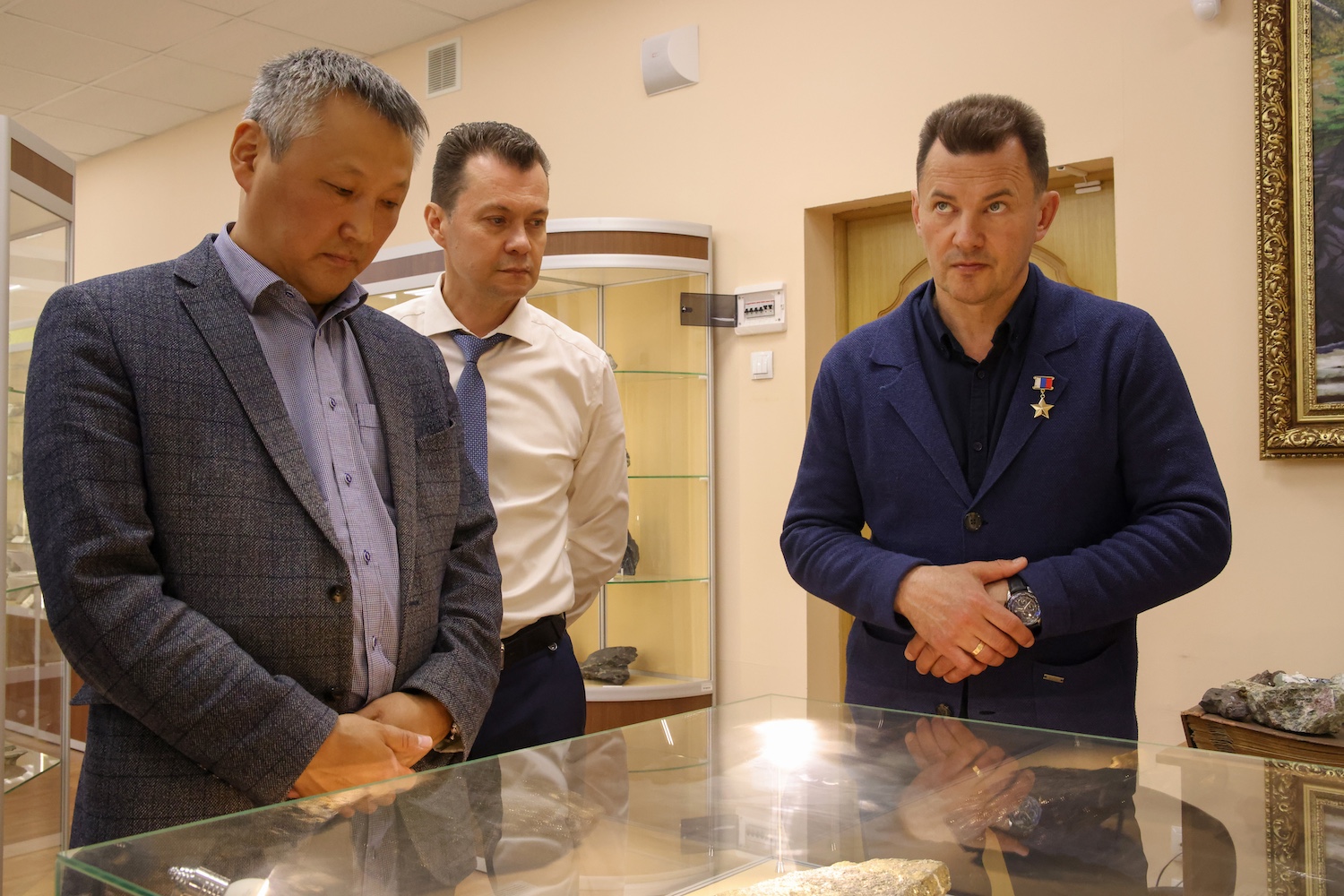 Герой России Роман Романенко обсудил использование космических технологий с сотрудниками института геологоразведки, фото