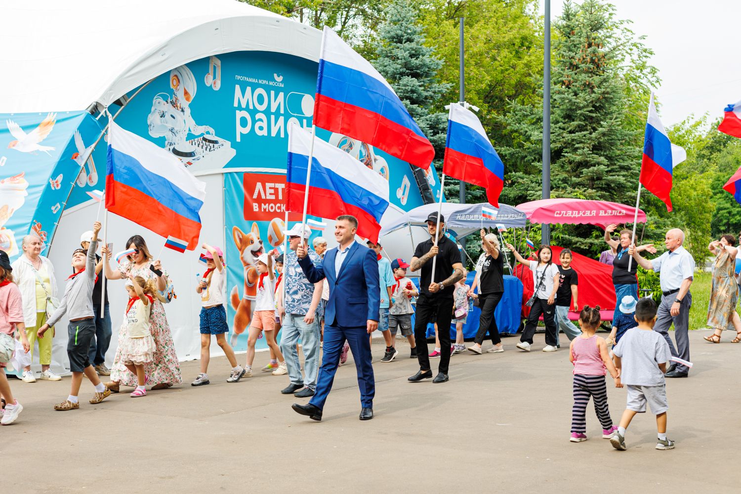 Флешмоб «С Россией в сердце» состоялся в районе Новогиреево, фото