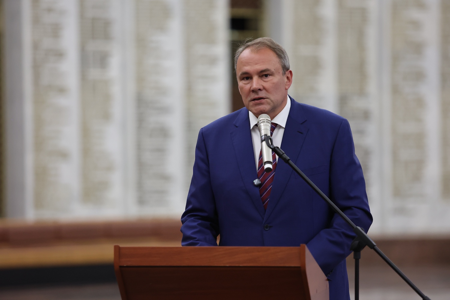 Вице-спикер Госдумы Петр Толстой поздравил выпускников школ ЮВАО с окончанием учебы, фото