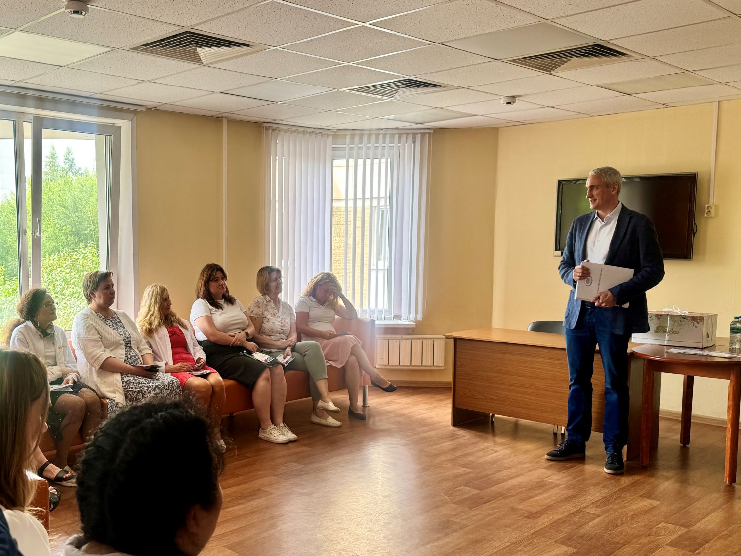 Комплексную поддержку семей обсудили на встрече в Орехово-Борисово Южном, фото