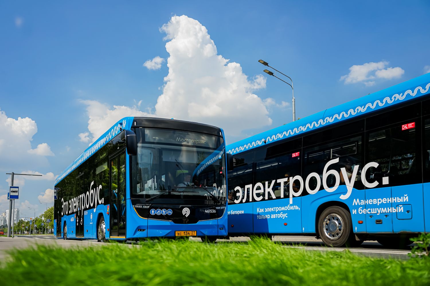 Более 900 автобусов и электробусов пришло в парки Мосгортранса по контрактам 2025 года, фото