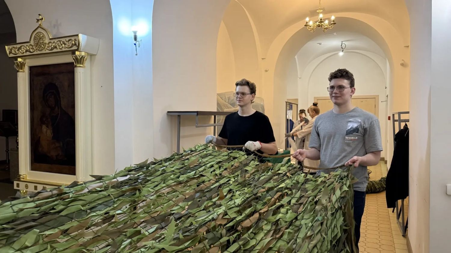 Активисты Студенческих парламентских клубов приняли участие в добровольческой акции по изготовлению маскировочных сетей, фото