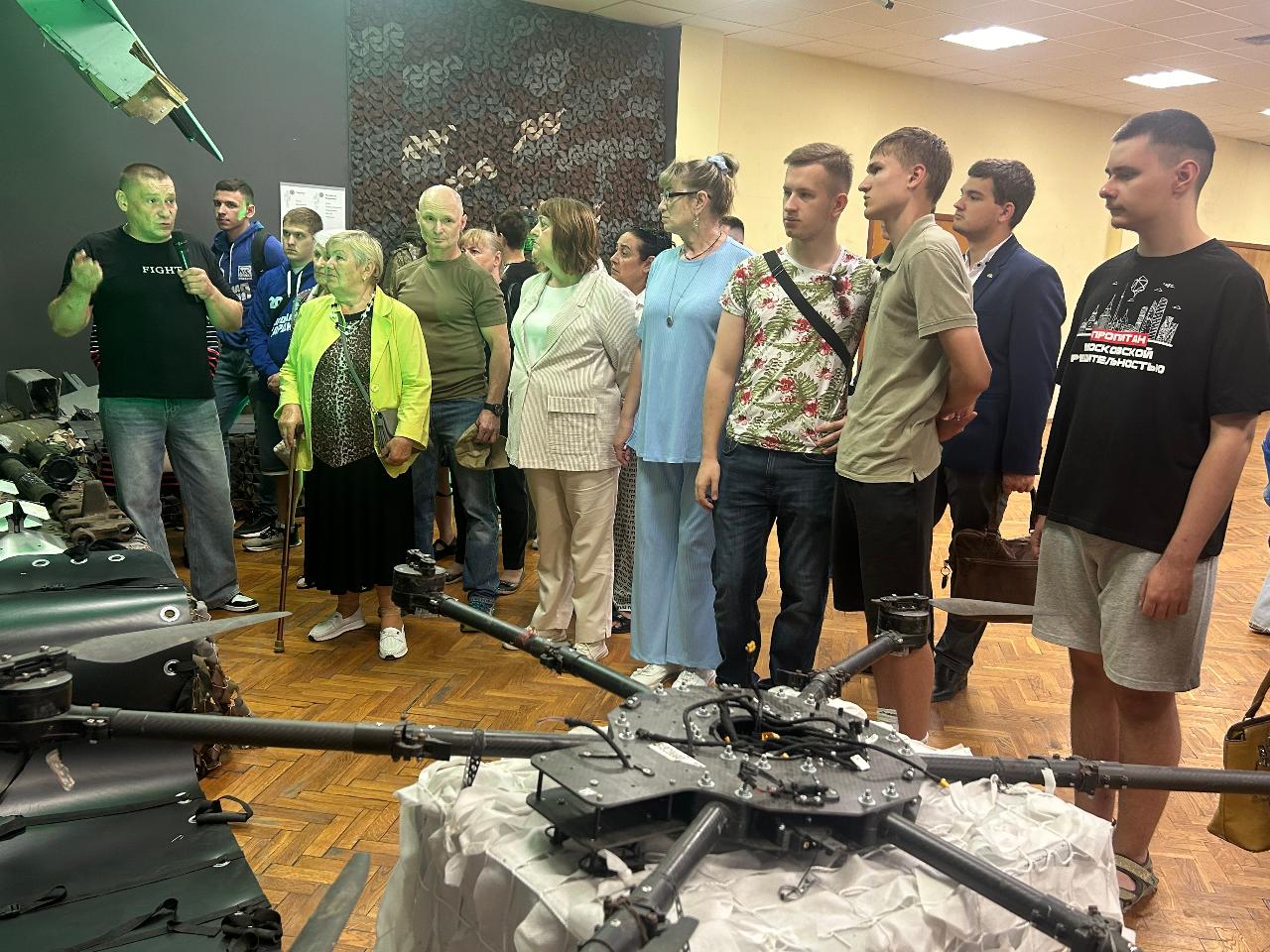 Для молодежи Капотни организовали патриотическую экскурсию с посещением выставки об СВО, фото