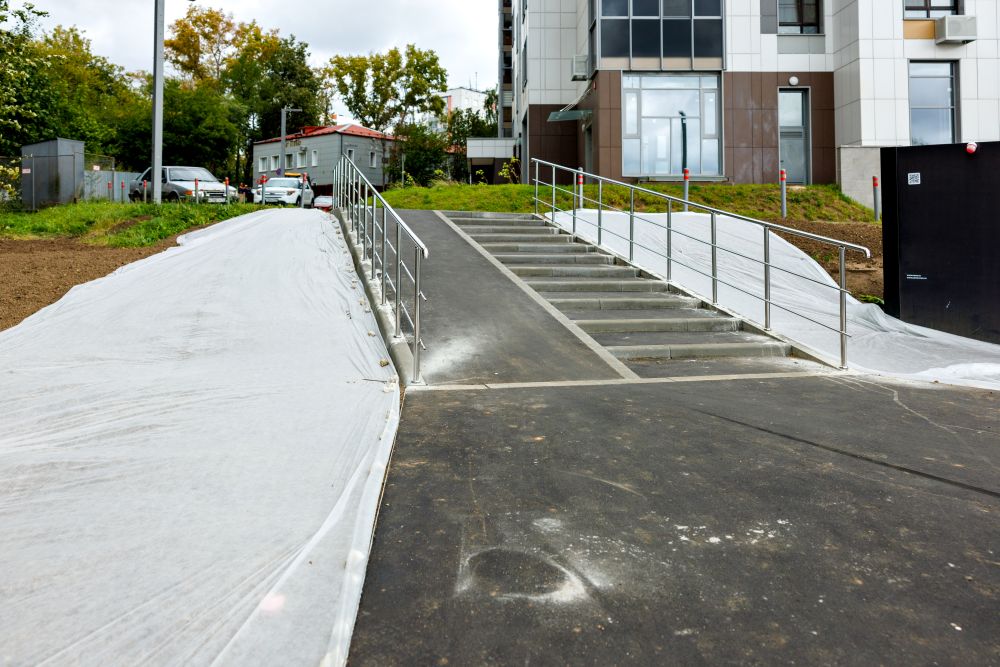Специалисты обустроили тротуар на улице Петра Алексеева, фото