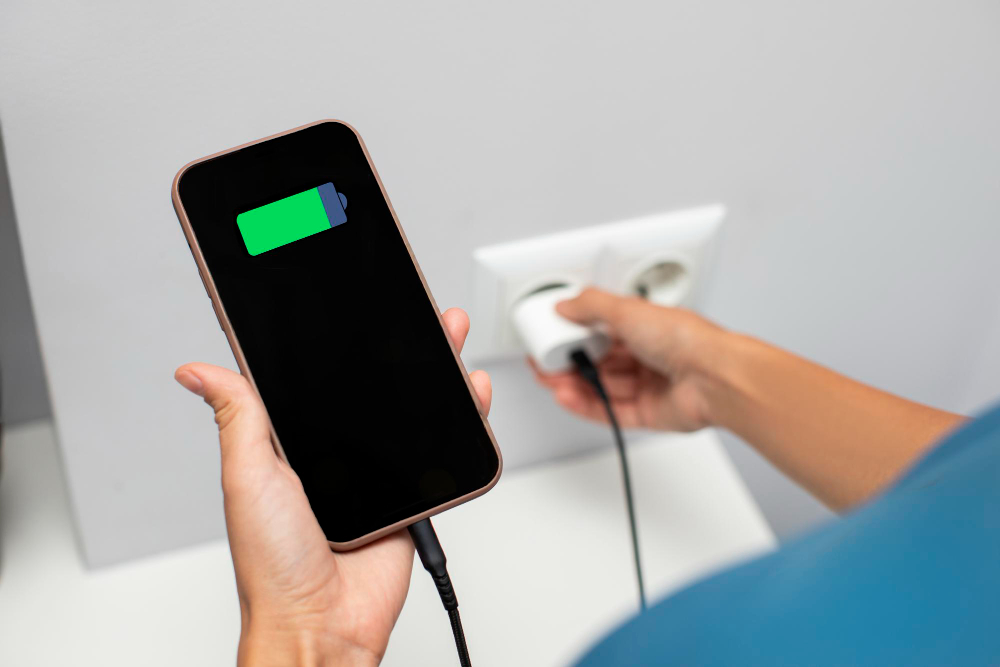 iPhone 15 Pro Max вспыхнул в квартире москвички во время зарядки, фото
