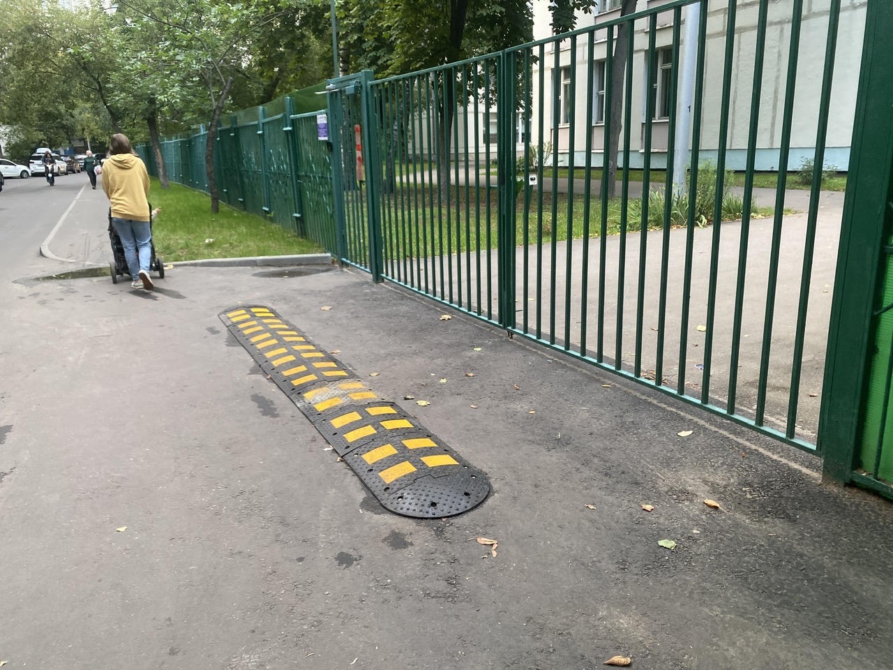 Подъезды к школе на Ташкентской улице оборудовали искусственными дорожными неровностями, фото