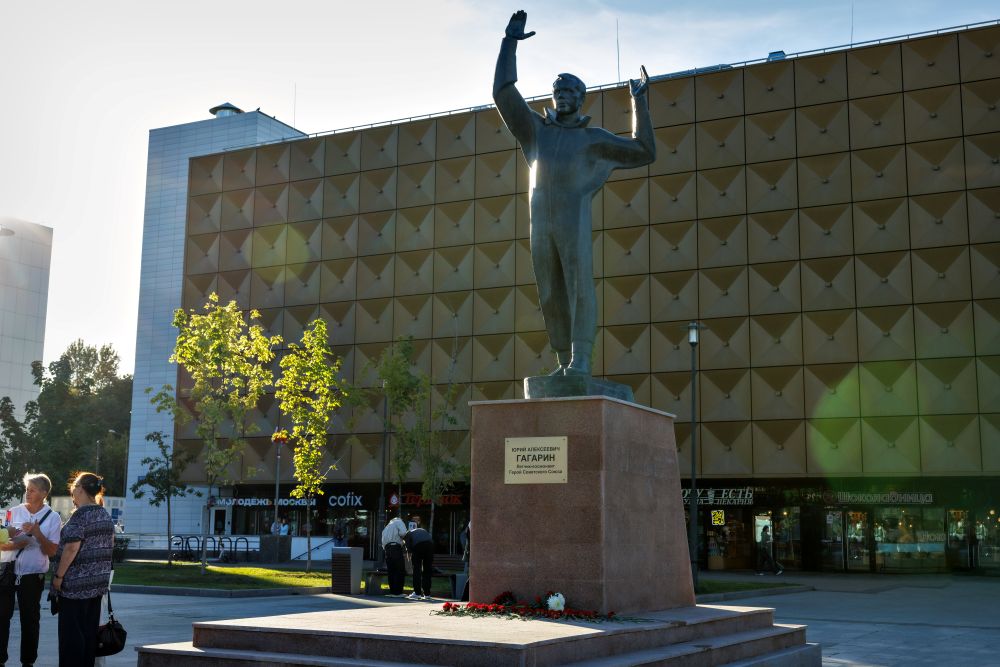 На проспекте Вернадского завершили реставрацию памятника Юрию Гагарину, фото
