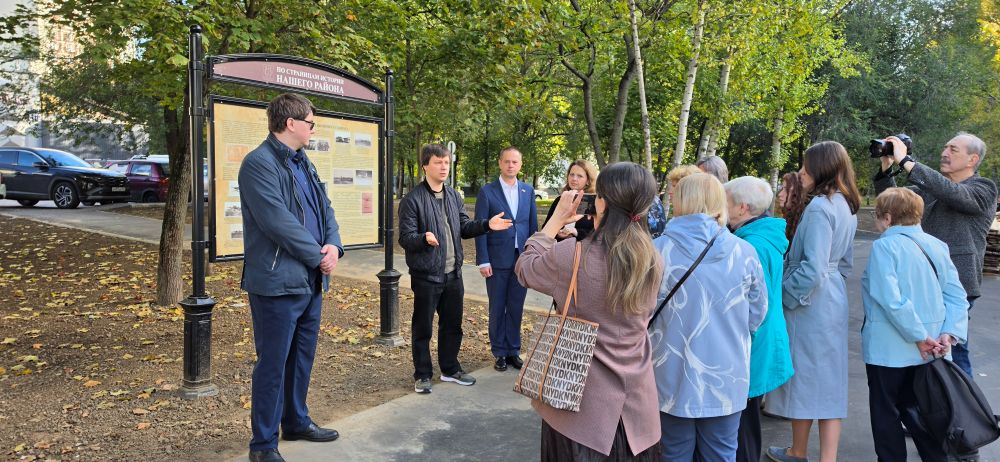 В районе Филевский парк открыли стенд, посвященный центру имени М. В. Хруничева, фото