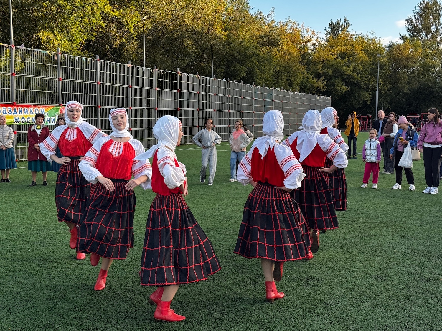 Более 500 человек приняли участие в мероприятии ко Дню города в Котловке, фото