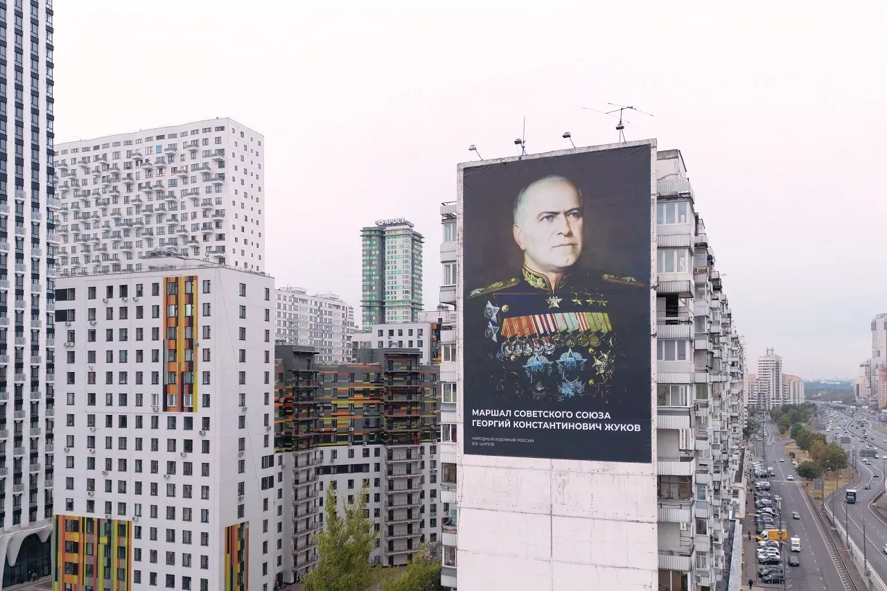 Портрет маршала Жукова авторства народного художника России В.В. Шилова украсил фасад дома Хорошево-Мневниках, фото
