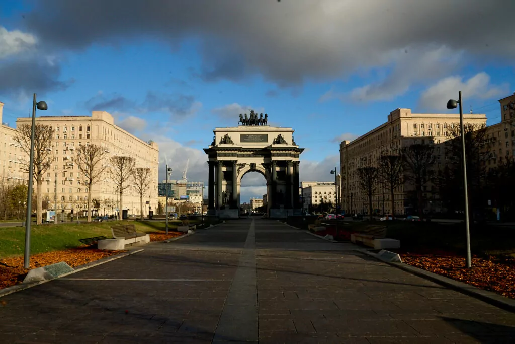 Кутузовская — Парк Победы: старая изба среди яблонь да «Берёзок» Кутузовская — Парк Победы: старая изба среди яблонь да «Берёзок» фото