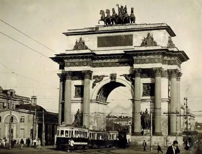 Кутузовская — Парк Победы: старая изба среди яблонь да «Берёзок» Кутузовская — Парк Победы: старая изба среди яблонь да «Берёзок» фото