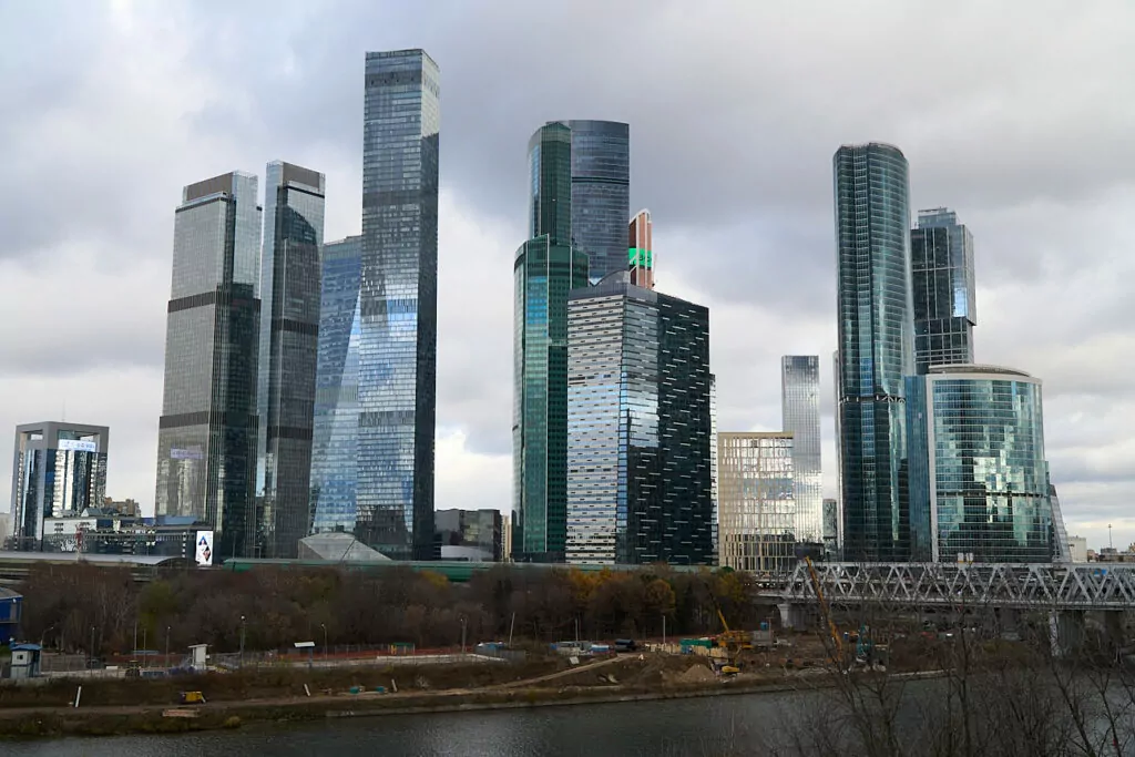 Кутузовская — Парк Победы: старая изба среди яблонь да «Берёзок» Кутузовская — Парк Победы: старая изба среди яблонь да «Берёзок» фото