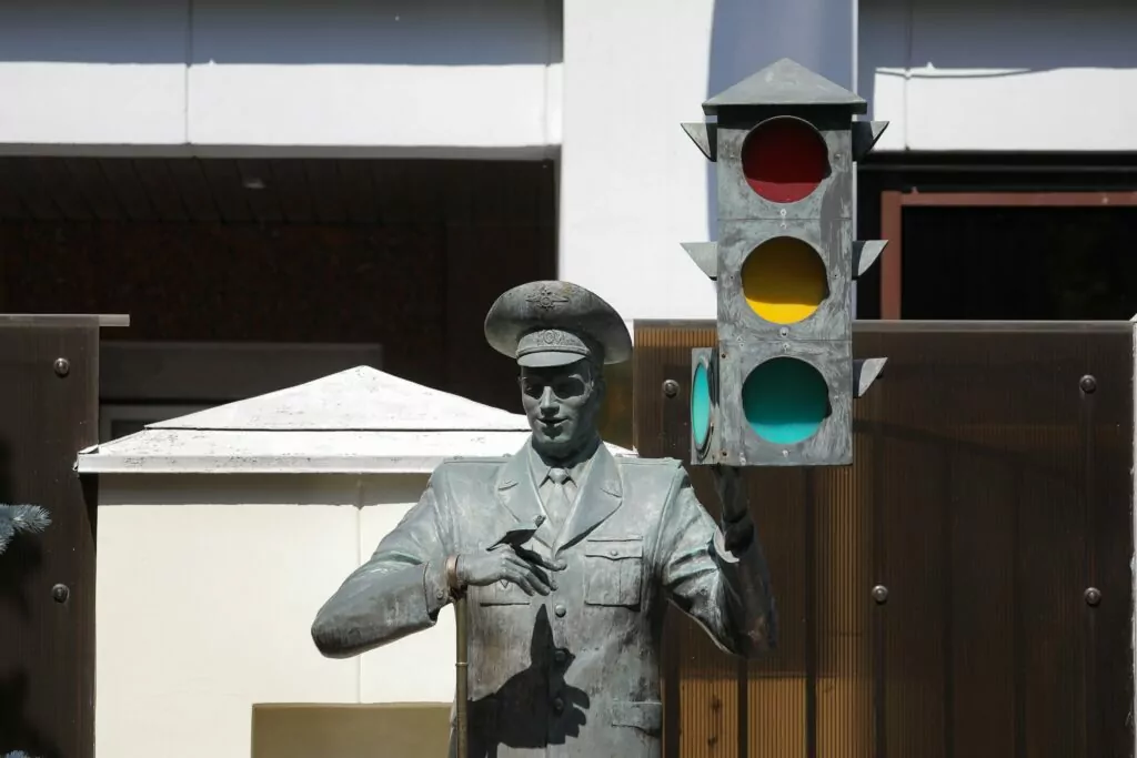 Застывшие сказки: мини-гид по памятникам в честь любимых персонажей  фото