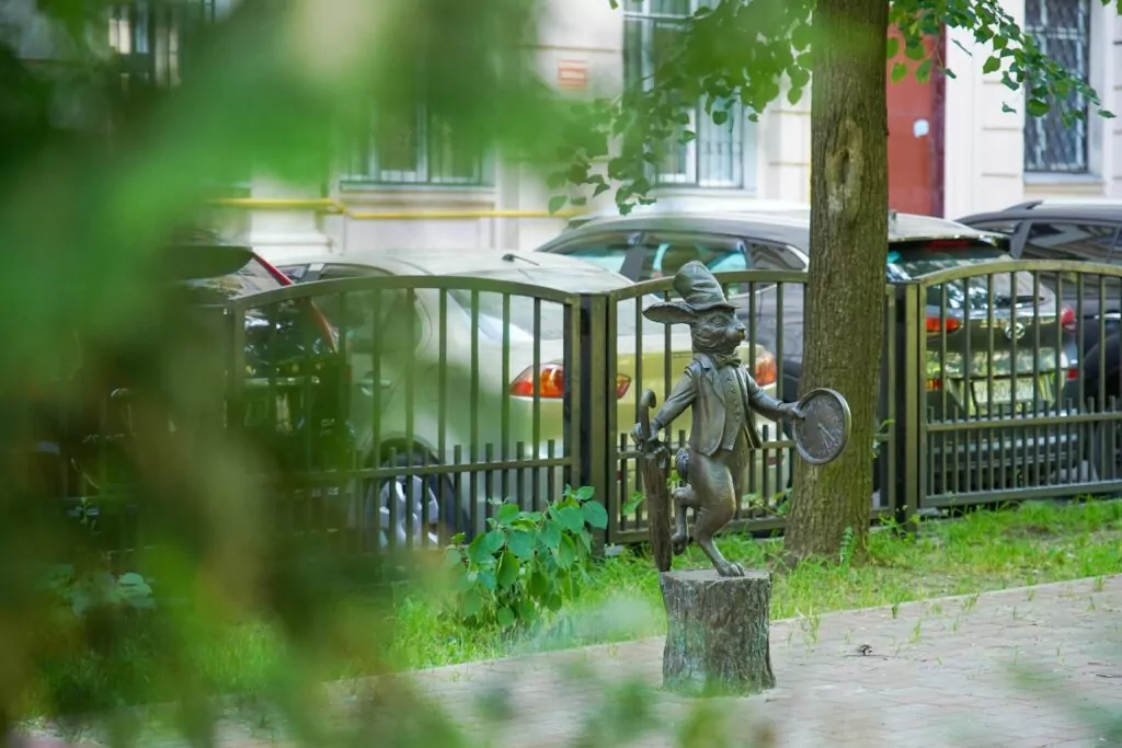 Застывшие сказки: мини-гид по памятникам в честь любимых персонажей  фото