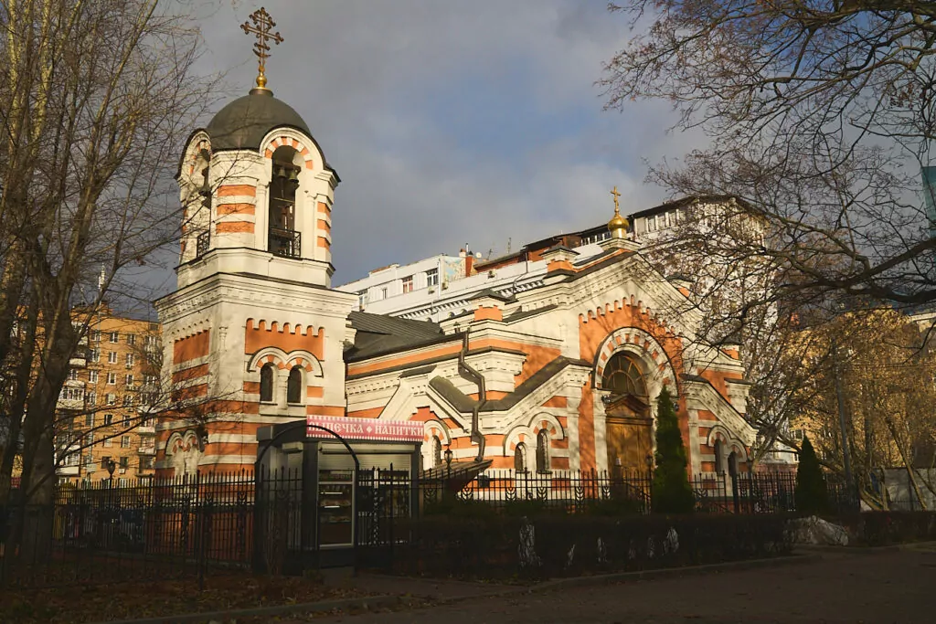 Кутузовская — Парк Победы: старая изба среди яблонь да «Берёзок» Кутузовская — Парк Победы: старая изба среди яблонь да «Берёзок» фото