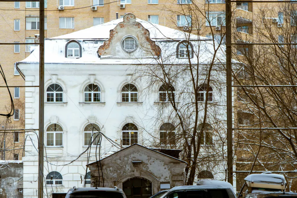 Белорусская — Беговая: схватка лошади и «сороконожки» Белорусская — Беговая: схватка лошади и «сороконожки» фото