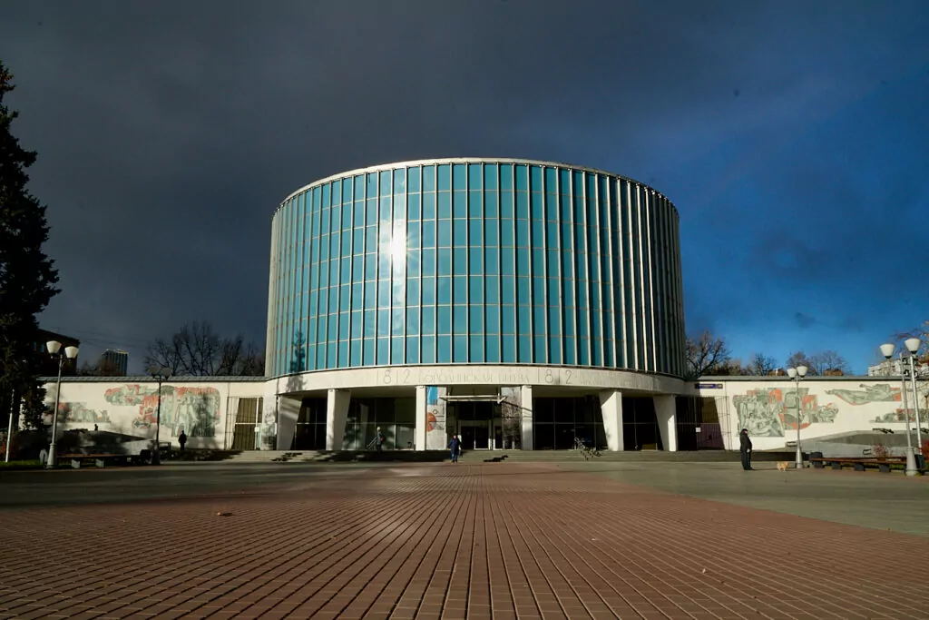 Кутузовская — Парк Победы: старая изба среди яблонь да «Берёзок» Кутузовская — Парк Победы: старая изба среди яблонь да «Берёзок» фото