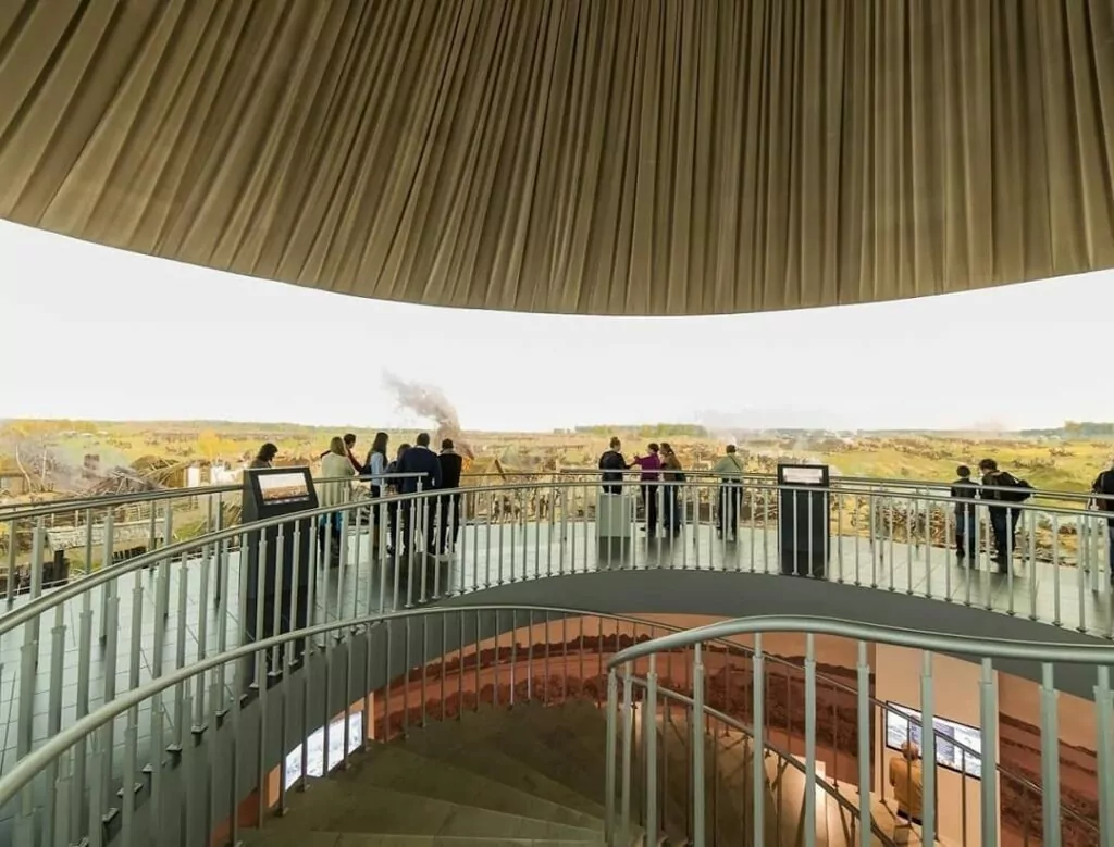 Кутузовская — Парк Победы: старая изба среди яблонь да «Берёзок» Кутузовская — Парк Победы: старая изба среди яблонь да «Берёзок» фото