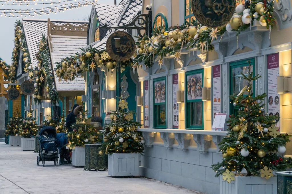 Катаемся с ледяной горки и встречаем Новый год с героями кино: куда пойти после работы Катаемся с ледяной горки и встречаем Новый год с героями кино: куда пойти после работы фото