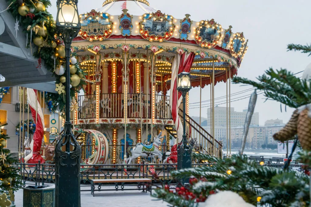 Катаемся с ледяной горки и встречаем Новый год с героями кино: куда пойти после работы Катаемся с ледяной горки и встречаем Новый год с героями кино: куда пойти после работы фото