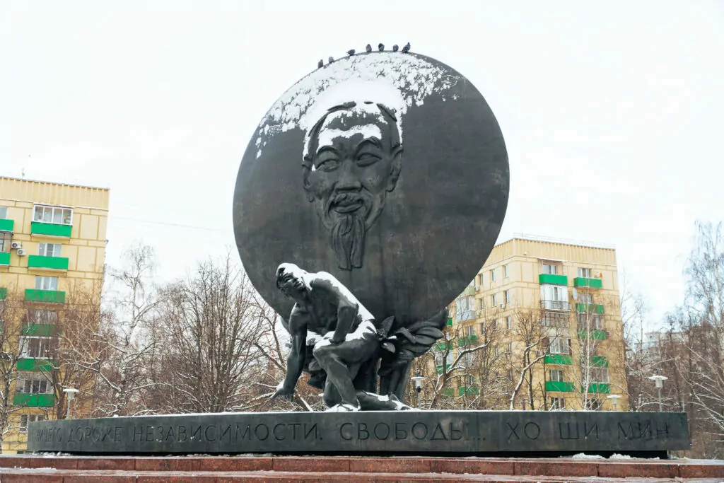 Академическая &mdash; Крымская: широкое поле для экспериментов  фото