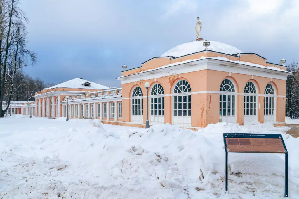 Новаторская — Новые Черёмушки: Пьер Безухов, Юрий Гагарин и Иоганн Вольфганг Гёте  фото