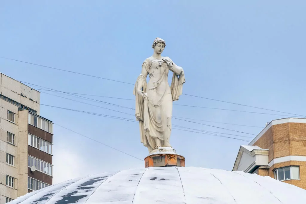 Новаторская — Новые Черёмушки: Пьер Безухов, Юрий Гагарин и Иоганн Вольфганг Гёте  фото