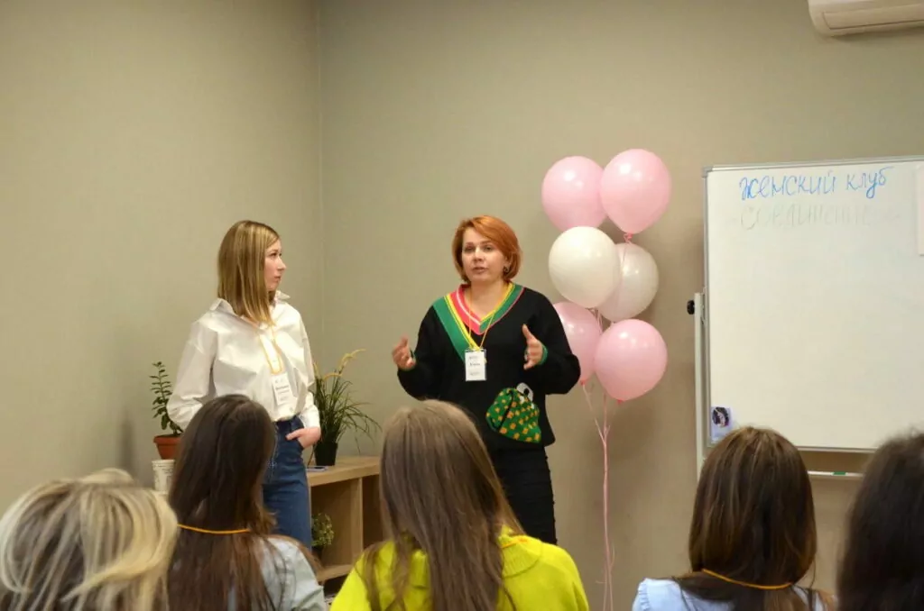 Прошлое и будущее московского транспорта, ботаническая иллюстрация и женский клуб: в парках столицы  фото