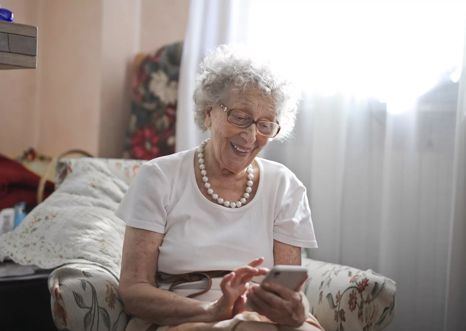 В Косино-Ухтомском жителей старших возрастов обучат обращаться с гаджетами, фото