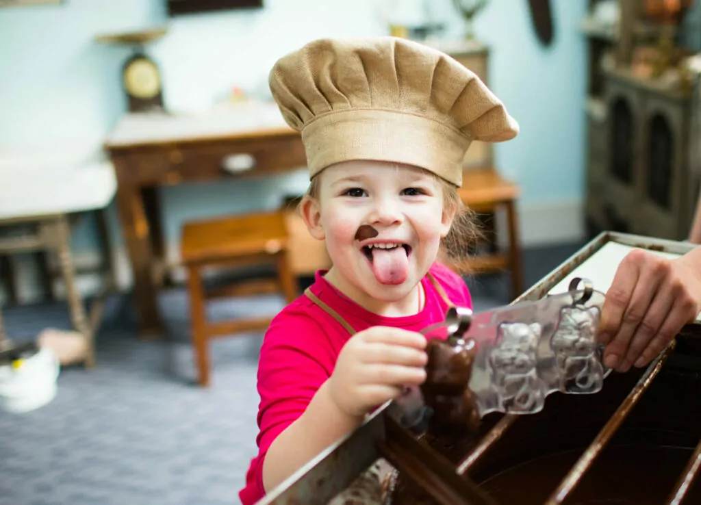 Костюм робота и 100-летний шоколад: в парках столицы  фото