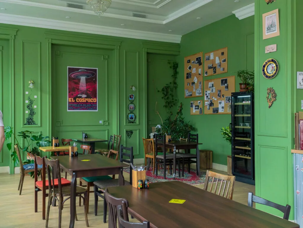 Завтрак с питомцем, столетние СМИ и китайский «дзен»: куда пойти после работы   фото