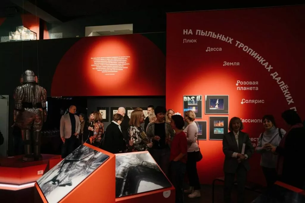 Костюм робота и 100-летний шоколад: в парках столицы  фото