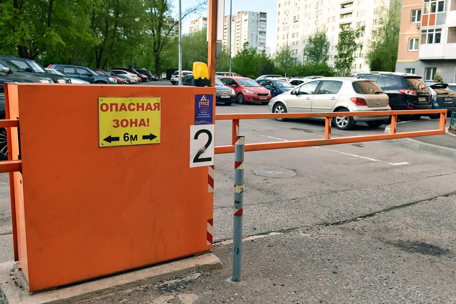 В Дмитровском жители Долгопрудной добились установки шлагбаума во дворе, фото