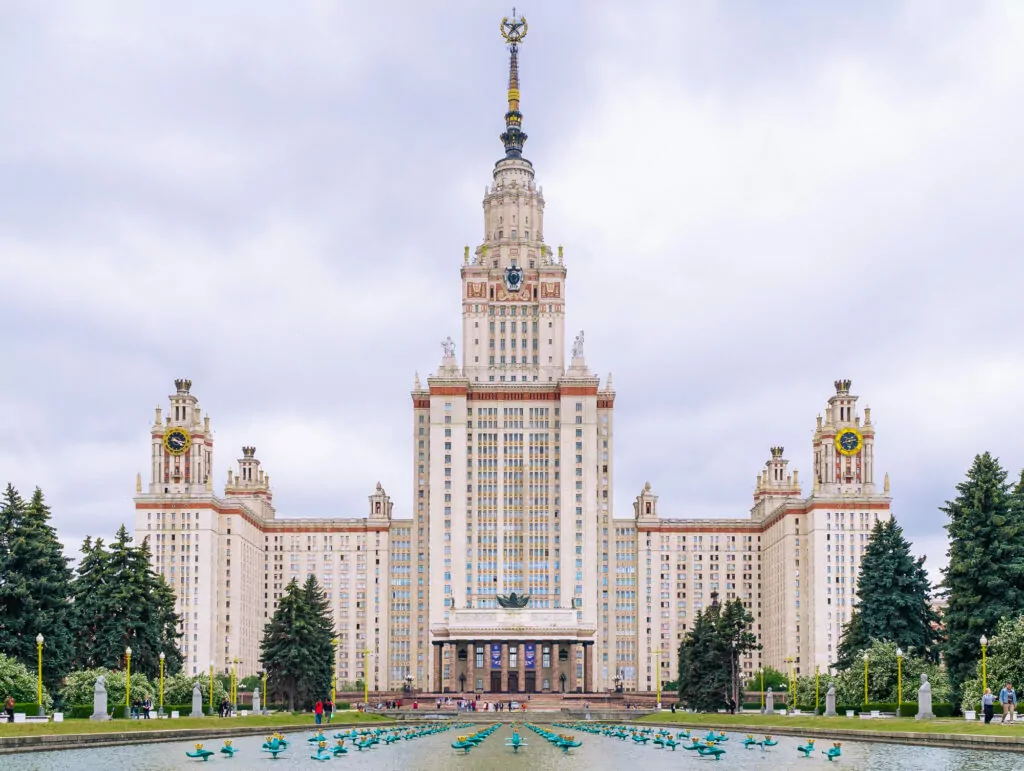 Университет — Ломоносовский проспект: аллея правды, аллея любви, аллея для гонок Университет — Ломоносовский проспект: аллея правды, аллея любви, аллея для гонок фото