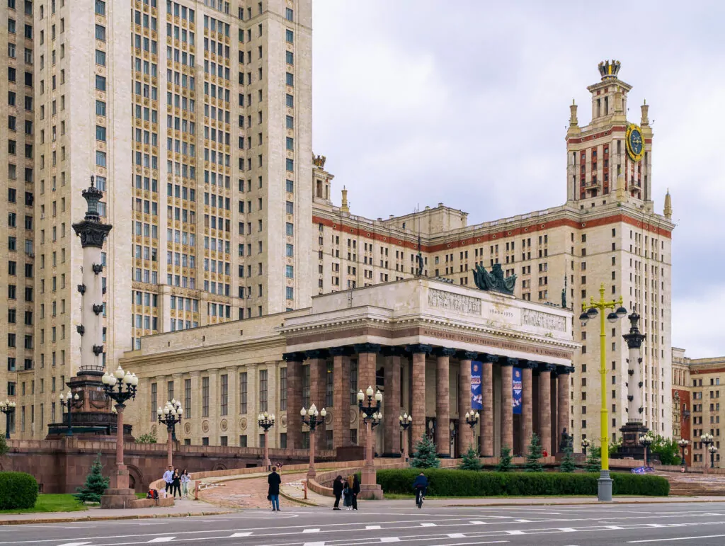 Университет — Ломоносовский проспект: аллея правды, аллея любви, аллея для гонок Университет — Ломоносовский проспект: аллея правды, аллея любви, аллея для гонок фото