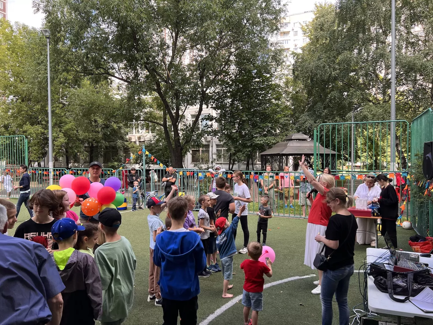 Развлекательная программа «Вместе веселей!» состоялась в районе Москворечье-Сабурово, фото