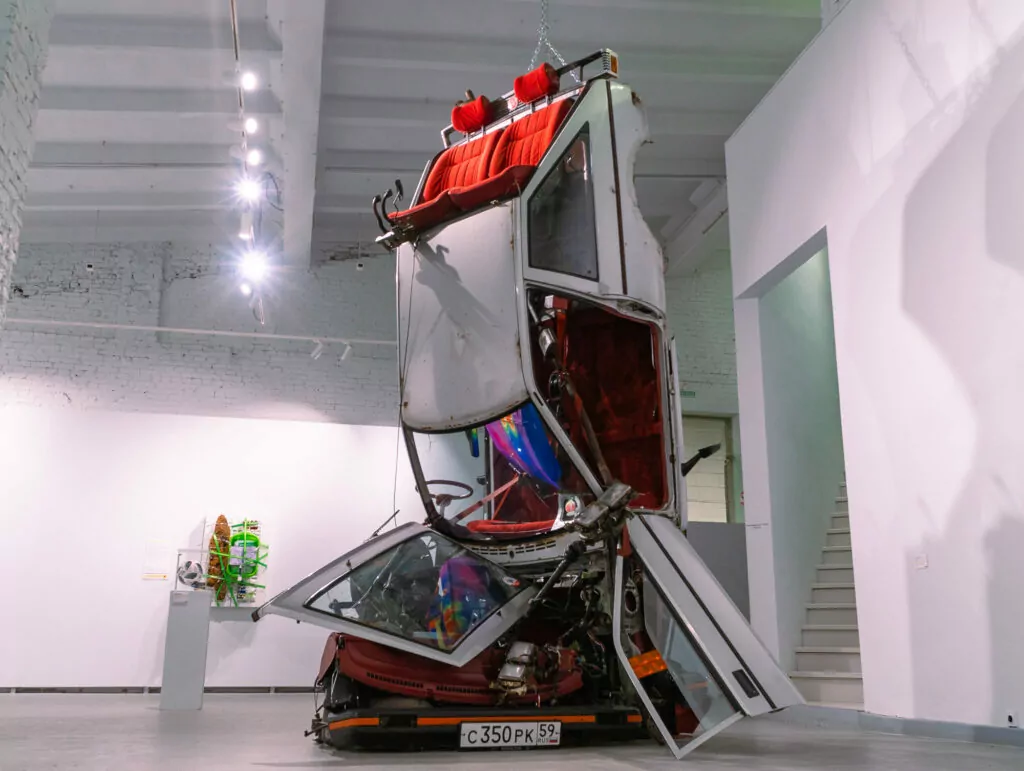 Вход свободный: пересборка автомобиля и сюрреализм  в художественных галереях Москвы  фото