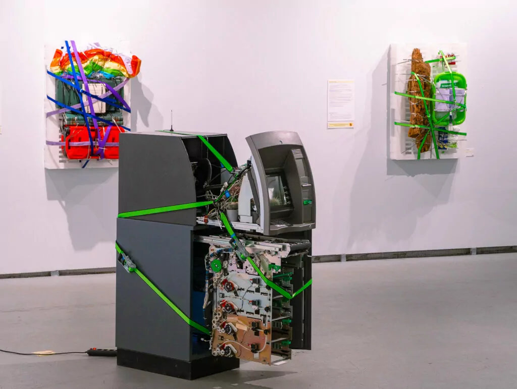 Вход свободный: пересборка автомобиля и сюрреализм  в художественных галереях Москвы  фото